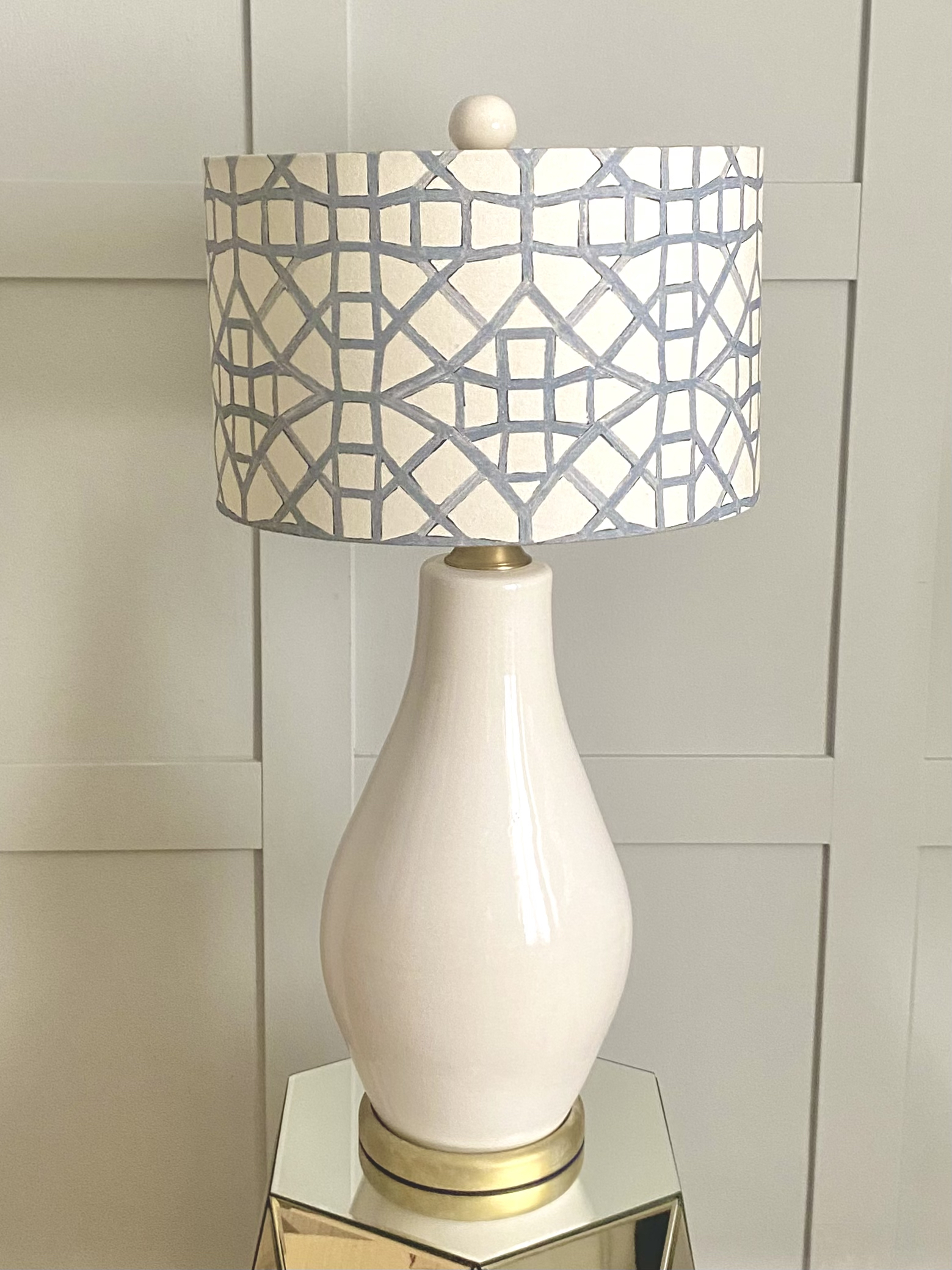 GEOMÉTRICA GRIS INTERIOR DORADO